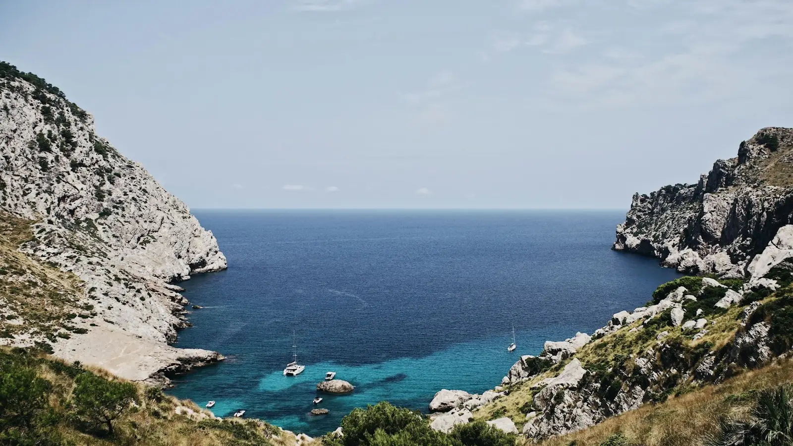 Cala de aguas turquesa en Mallorca