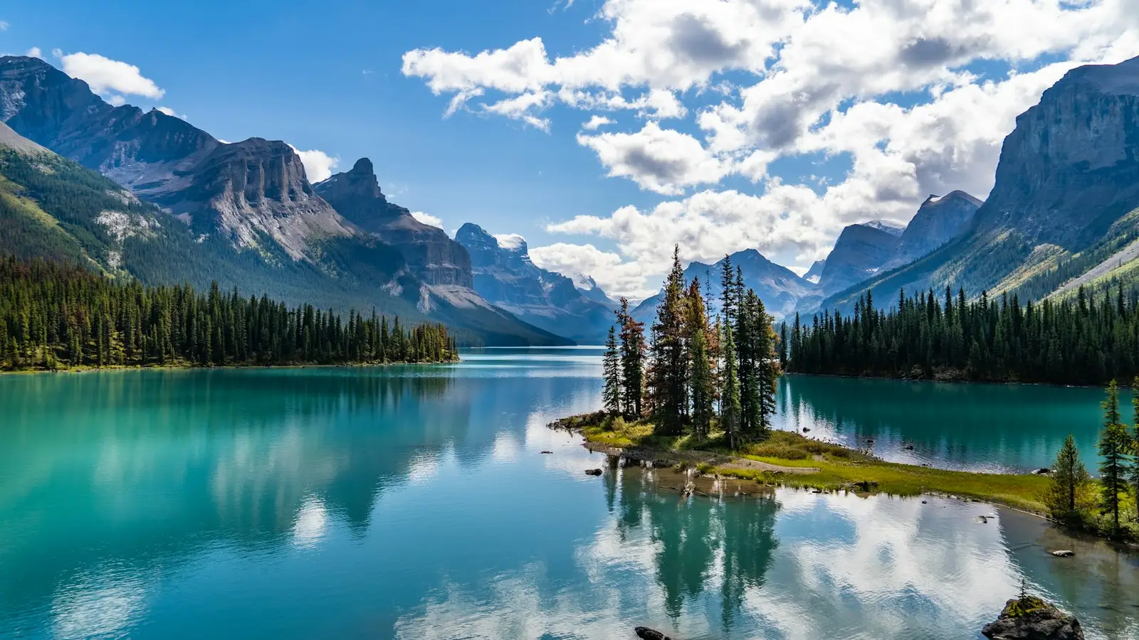 Lago turquesa y montañas en las Rocosas canadienses