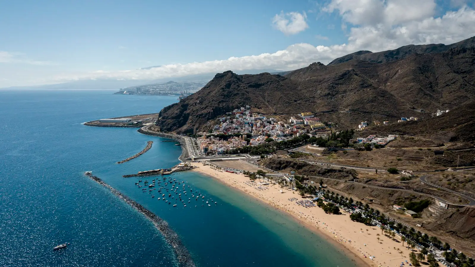 Costa volcánica de Tenerife con playa