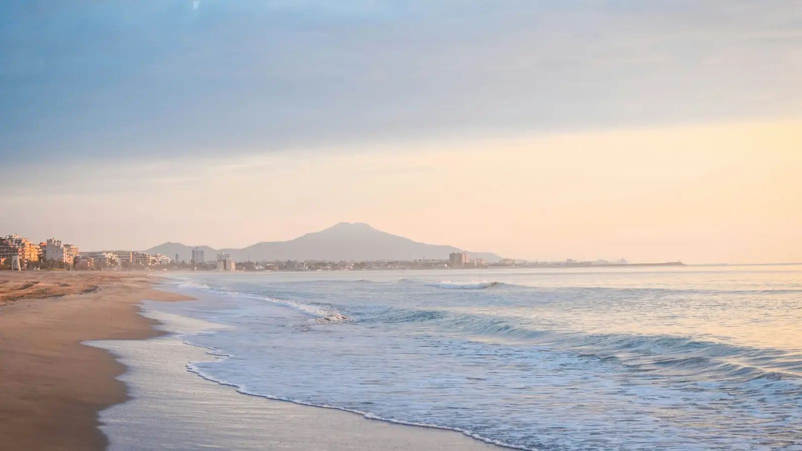Playa y paseo marítimo al atardecer