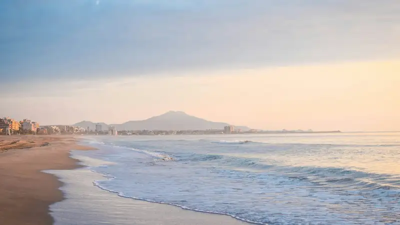 Playa y paseo marítimo al atardecer