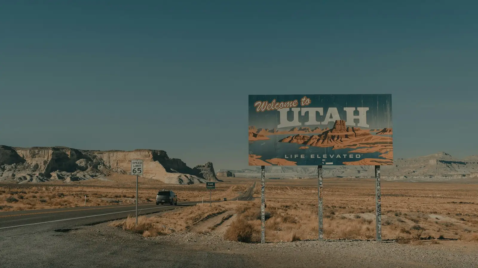 Cartel de bienvenida a Utah en el desierto