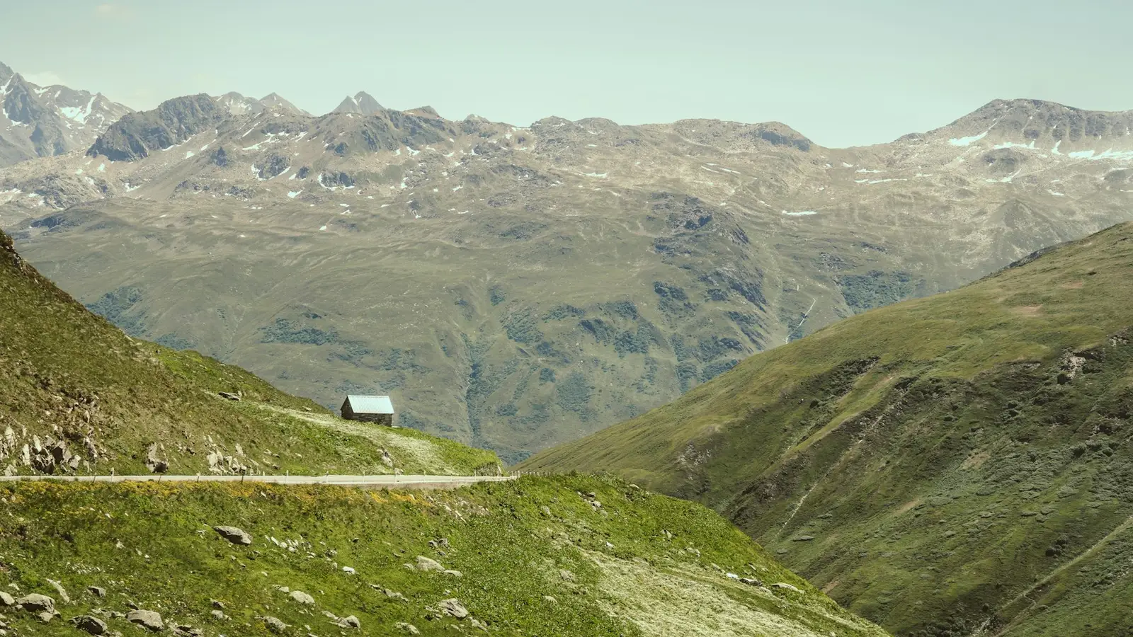 Carretera por un valle alpino