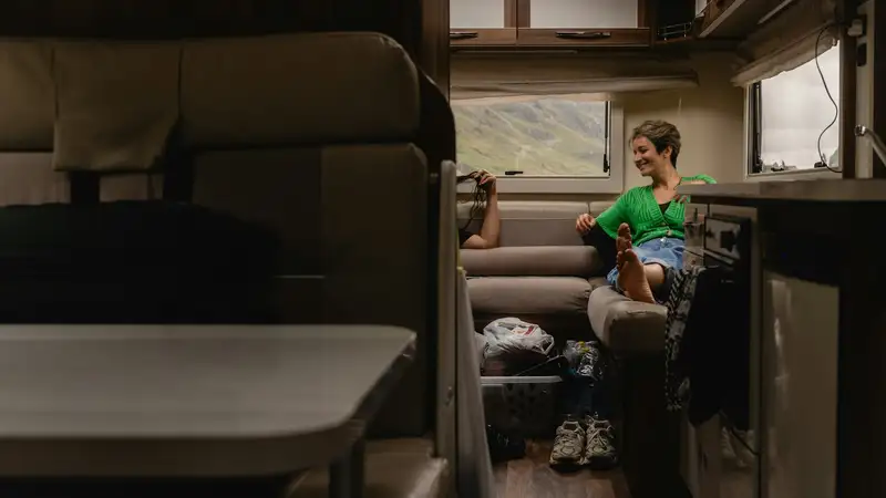 Interior de una autocaravana con zona de estar