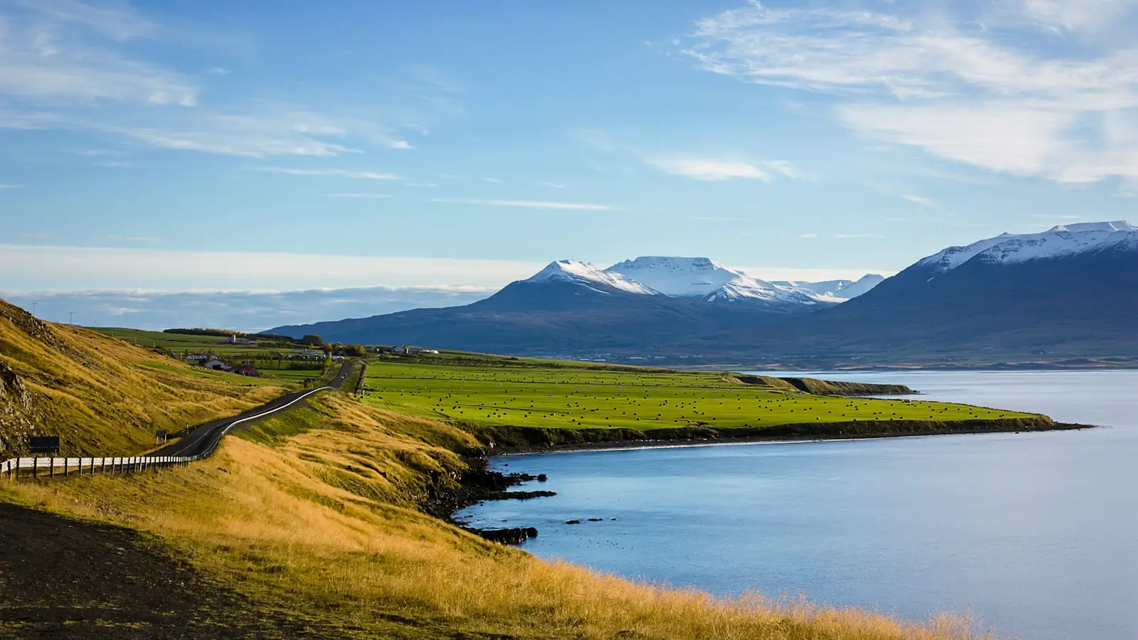 Costa y montañas de Islandia